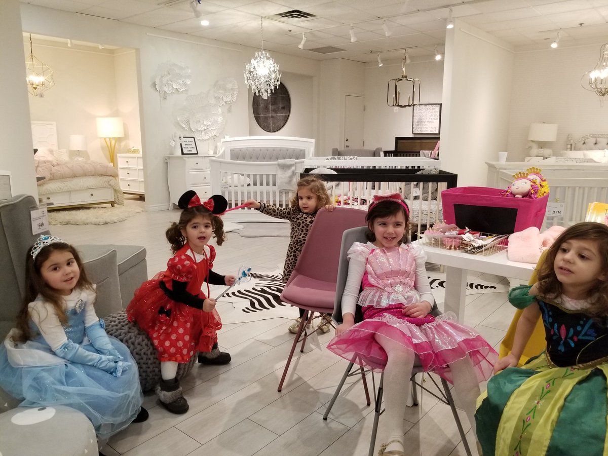 Princesstowne's tweet photo. True Canadian Princesses!😉👑💕🇨🇦
Many thanks to these sweet little Princesses who came out despite our winter storm today! We had a ball at #DirectInteriors!💕🎉💕
#kidlit #storytime #Princessparty #TheAdventuresofposhprincess https://t.co/DvR6hkZELA