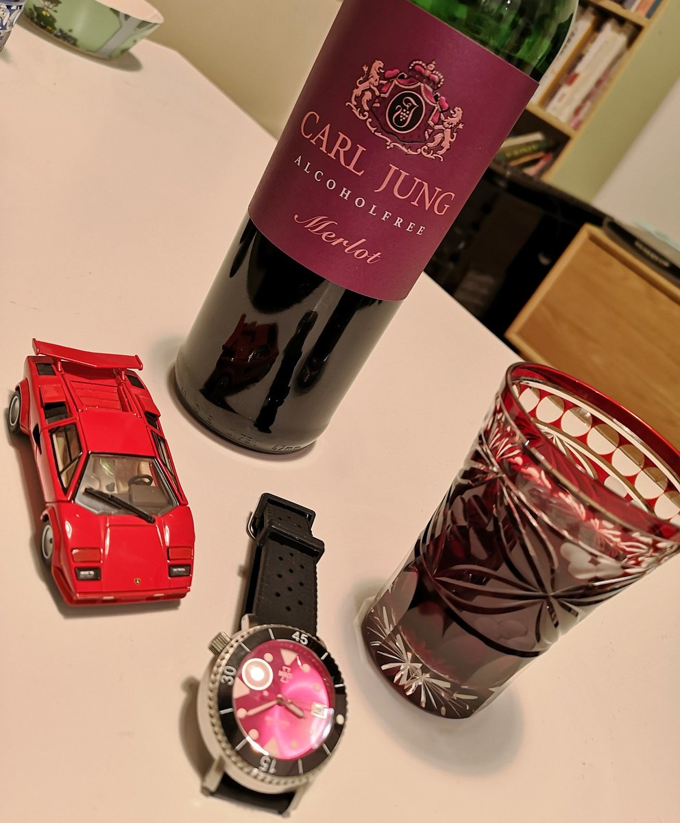 abcxyz_jp's tweet photo. Red red Saturday night. 🍷
赤い土曜の夜。

#red #carljungwine #MASwatches #tomica #lamborghini #countach #edokiriko #alcoholfree #saturdaynight #アルコールフリー #カールユング #トミカ #江戸切子 # 赤 #土曜日 https://t.co/Ll4ZnU2H2h