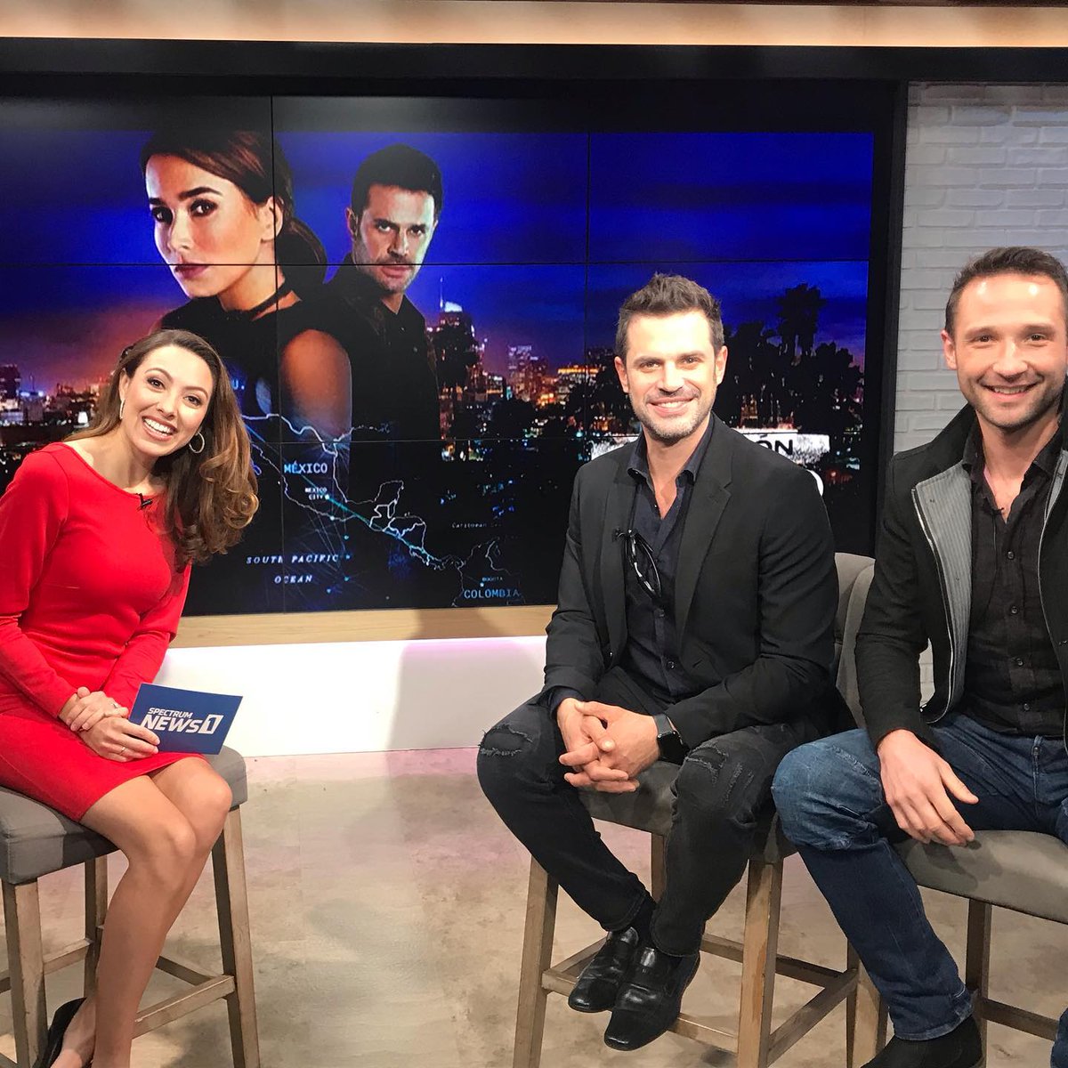 TeamMTacher's tweet photo. Bella pic de nuestro @MarkTacher y @klemennovak en la última promo en Los Ángeles con la presentadora de @CatalinaOffcl de #spectrumnews1socal en Los Ángeles CA.
Ph by: @dawnpagenews -
.
#MarkTacher #klemennovak #operacionpacifico #promocional #california https://t.co/EHHk3y5ReO