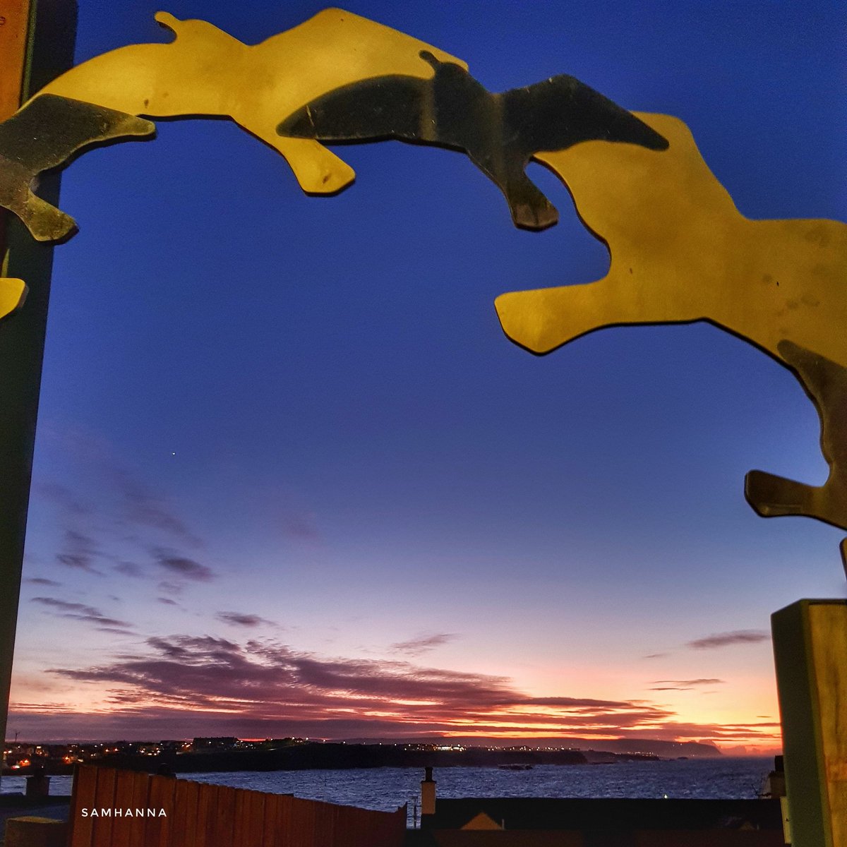 SamCelebrant's tweet photo. Saturday evening sunset in #Portrush @ILoveNorthCoast @VisitCauseway @newslineweather @WeatherCee @angie_weather https://t.co/G90CYC3eBI