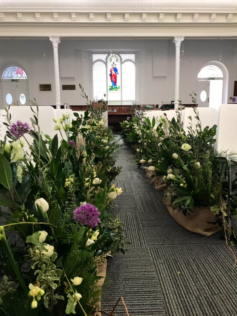 LauraAwdry's tweet photo. Team work. ♥️👌
Great afternoon workshop with Grace from @youngblooms learning sustainable and environmentally friendly floristry methods without using floral foam. #nofloralfoam #ecofloristry https://t.co/UPtmxZIDQo