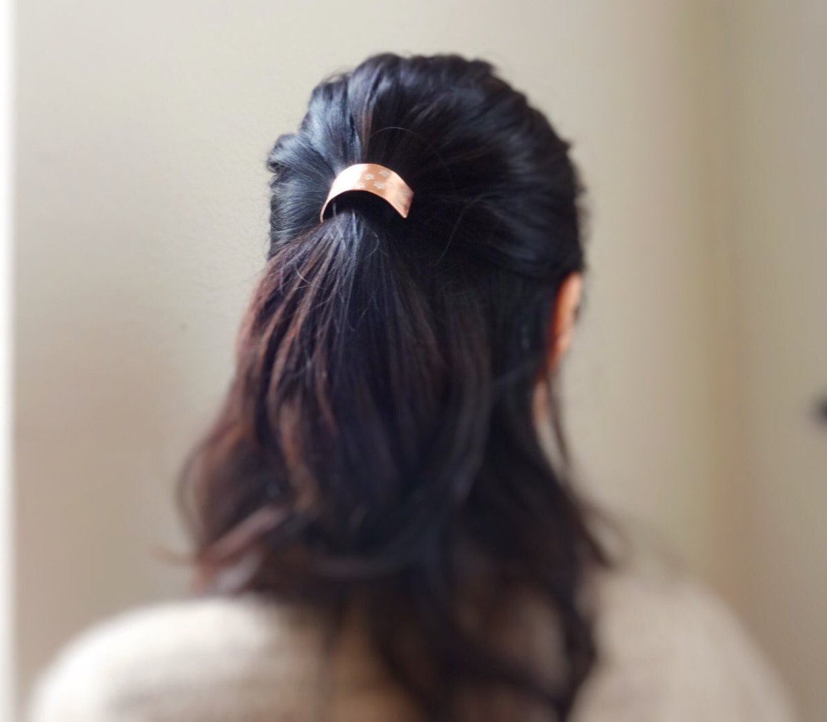 yokojewelry's tweet photo. Narrower pony cuff would look like this. It's a great size for a half pony. Also great for regular ponytail as well.
It will be listed soon!
#yokosjewelry #ponycuff #etsyseller #etsyshop https://t.co/x2EpLE0tfL