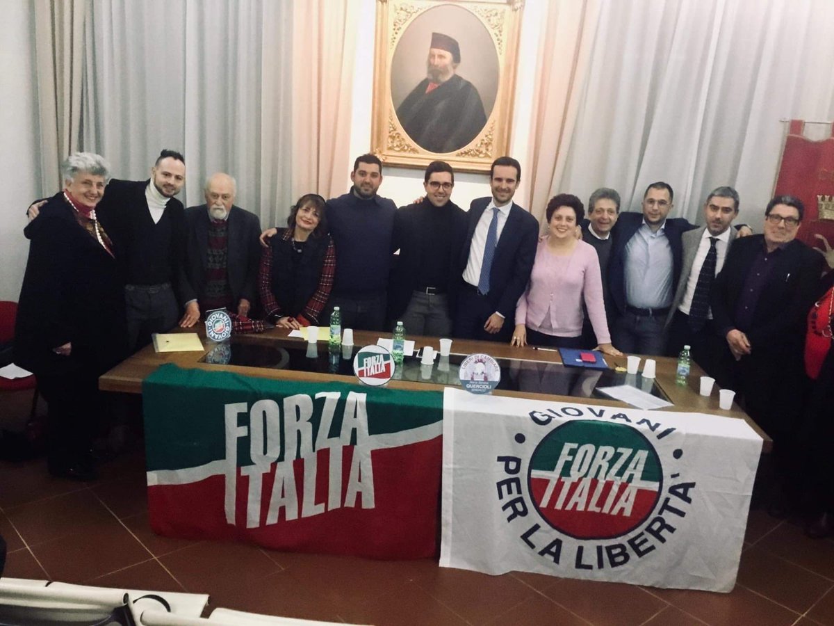 il_gorla's tweet photo. La #toscana è stufa delle favole e gli scandali della sinistra! Una sala piena di #giovani ed #amministratori  a #campibisenzio  ha rilanciato le ricette del #buongoverno di @forza_italia @fi_giovani @marco_bestetti @FI_Toscana @berlusconi @GruppoFICamera @GruppoFISenato https://t.co/KKi2liieFK