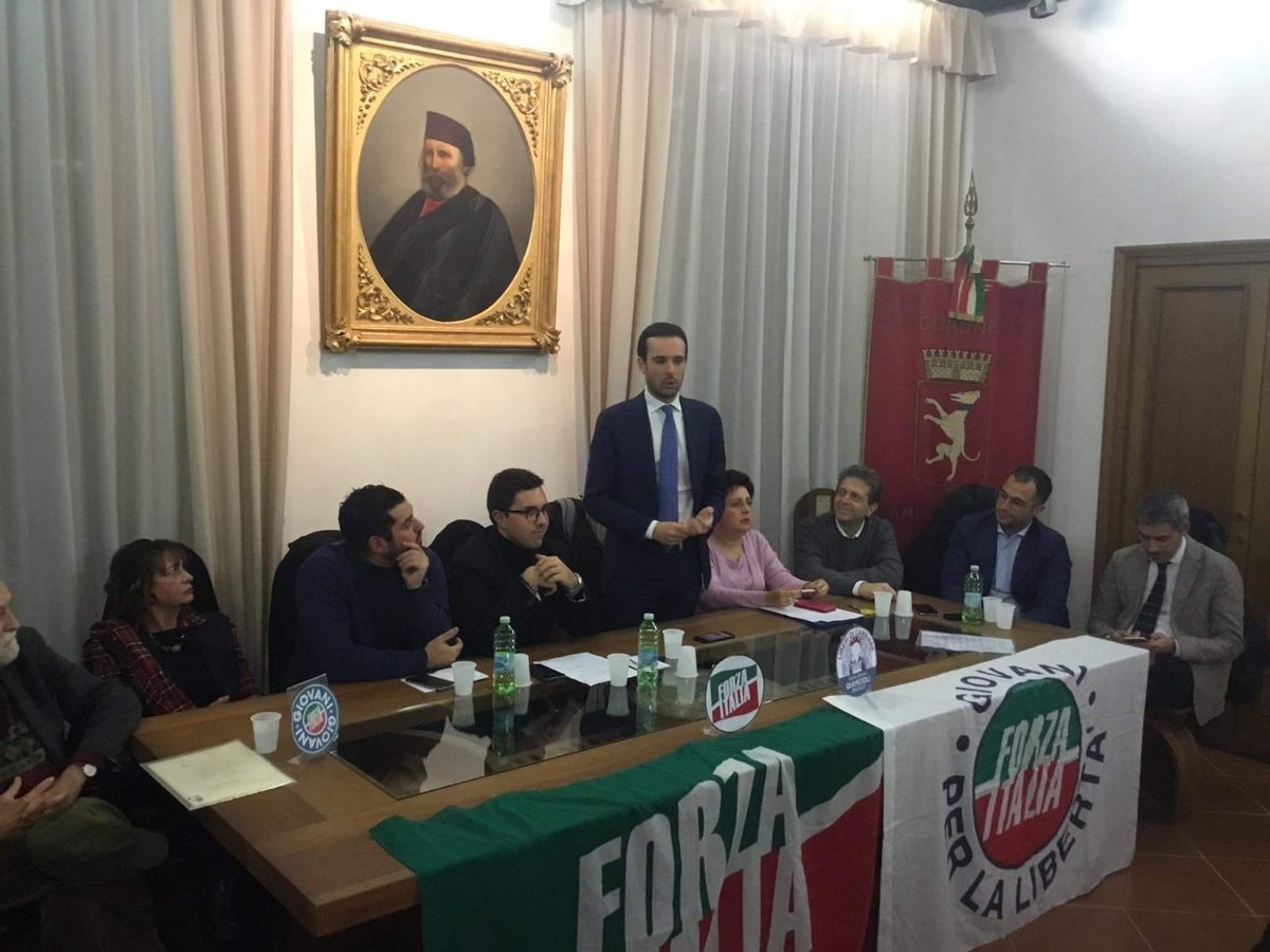 il_gorla's tweet photo. La #toscana è stufa delle favole e gli scandali della sinistra! Una sala piena di #giovani ed #amministratori  a #campibisenzio  ha rilanciato le ricette del #buongoverno di @forza_italia @fi_giovani @marco_bestetti @FI_Toscana @berlusconi @GruppoFICamera @GruppoFISenato https://t.co/KKi2liieFK