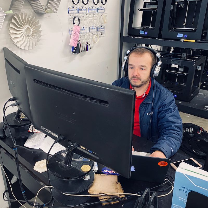 ToolboxLA's tweet photo. Ricardo of @SD3D with his legion of 3D printers at the command of his fingertips. 🖨️⚡
#3dprinting #startups #youcandoit #startuplifestyle #sfvtech #hardware #coworkinglife https://t.co/2PowIfCIE2
