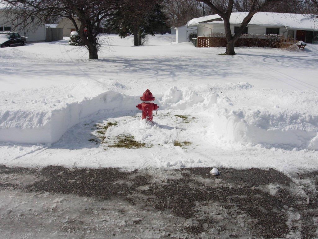 TPFFA's tweet image. Be a good neighbour. Please clear snow around hydrants (1m in all directions) to allow us to find and access them in case of emergency. Stay safe. #Toronto #ONstorm