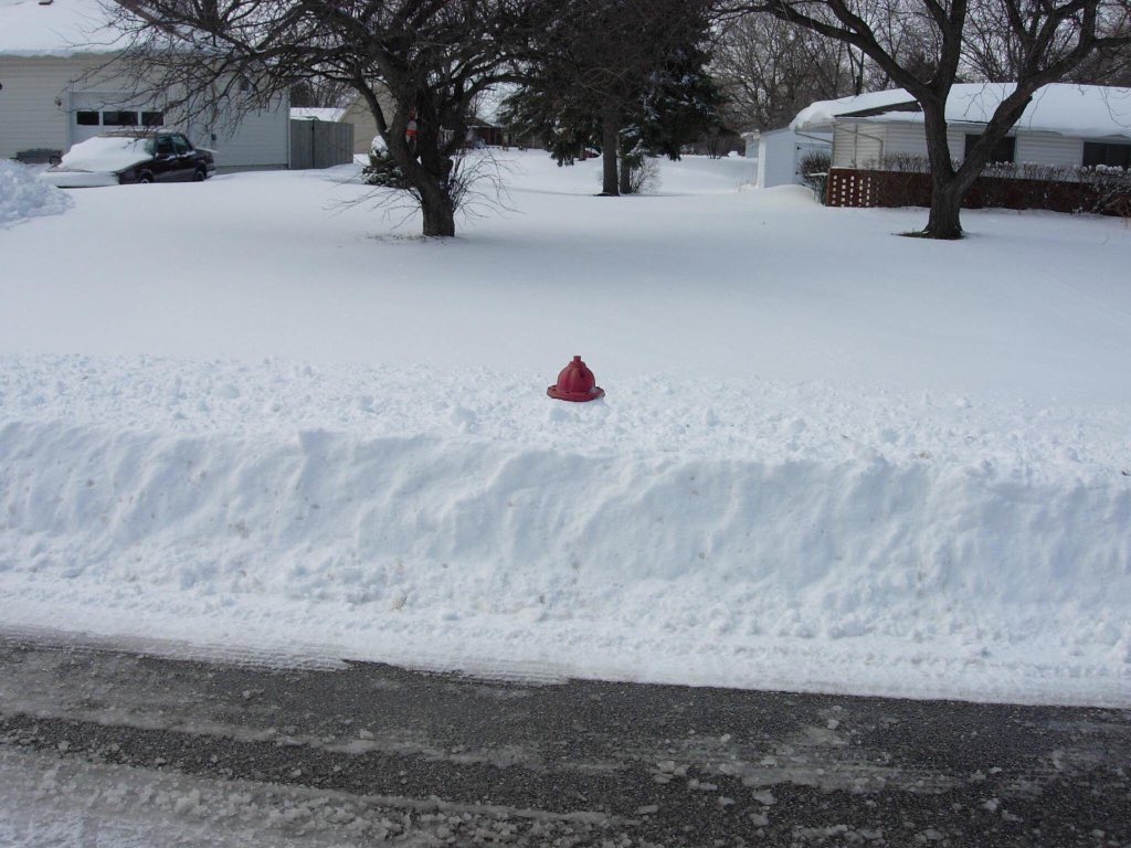 TPFFA's tweet image. Be a good neighbour. Please clear snow around hydrants (1m in all directions) to allow us to find and access them in case of emergency. Stay safe. #Toronto #ONstorm