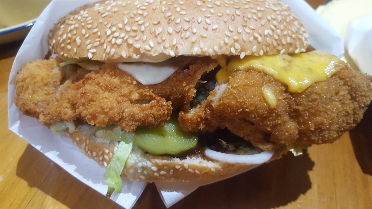 DemiLovesSummer's tweet photo. Dinner tonight is massive burgers that need to be cut into quarters too eat - challenge accepted! #TheNob #burgers https://t.co/8syzQ7UKzC