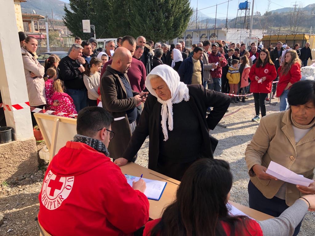 RedCrossAlbania's tweet photo. Saturday in #Zallherr, Tirana👇🏻
✅ Emergency assistance distribution for 80 families affected by #AlbaniaEarthquake
✅Assessment of assistance by #Tirana #RedCross branch volunteers.
#EUaid #IFRC https://t.co/lgJdsO8I0k