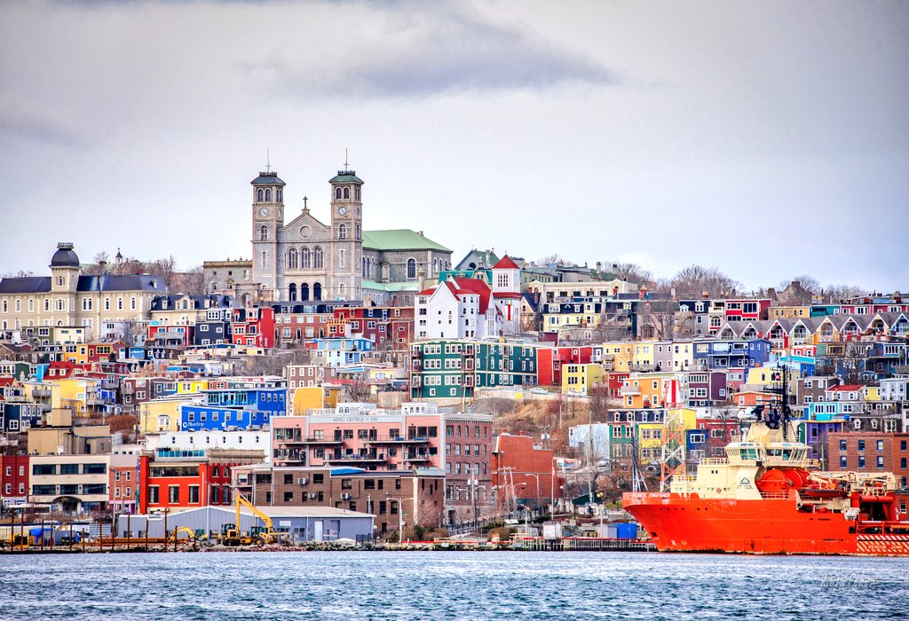 The family of five (mom + 4 kids) settled in a province called Newfoundland.It& #39;s filled with cold winters but warm hearts.  Neighbours welcomed the family with open arms, helping them with furniture, school, and a place to live.
