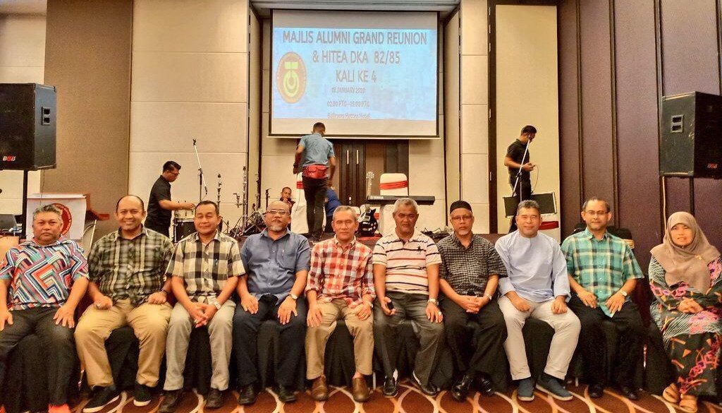 bukitmulia's tweet photo. Bersama rakan2 JKR dlm Grand Reunion Diploma in Civil Engineering UTM 82/85 di Melaka. Ada 11 lagi yg x dapat hadir sama https://t.co/KA1wHgH1fz