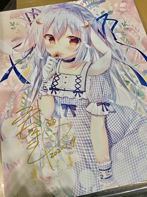 キャンバスアートにサイン入れしております(*`・ω・')ノ 