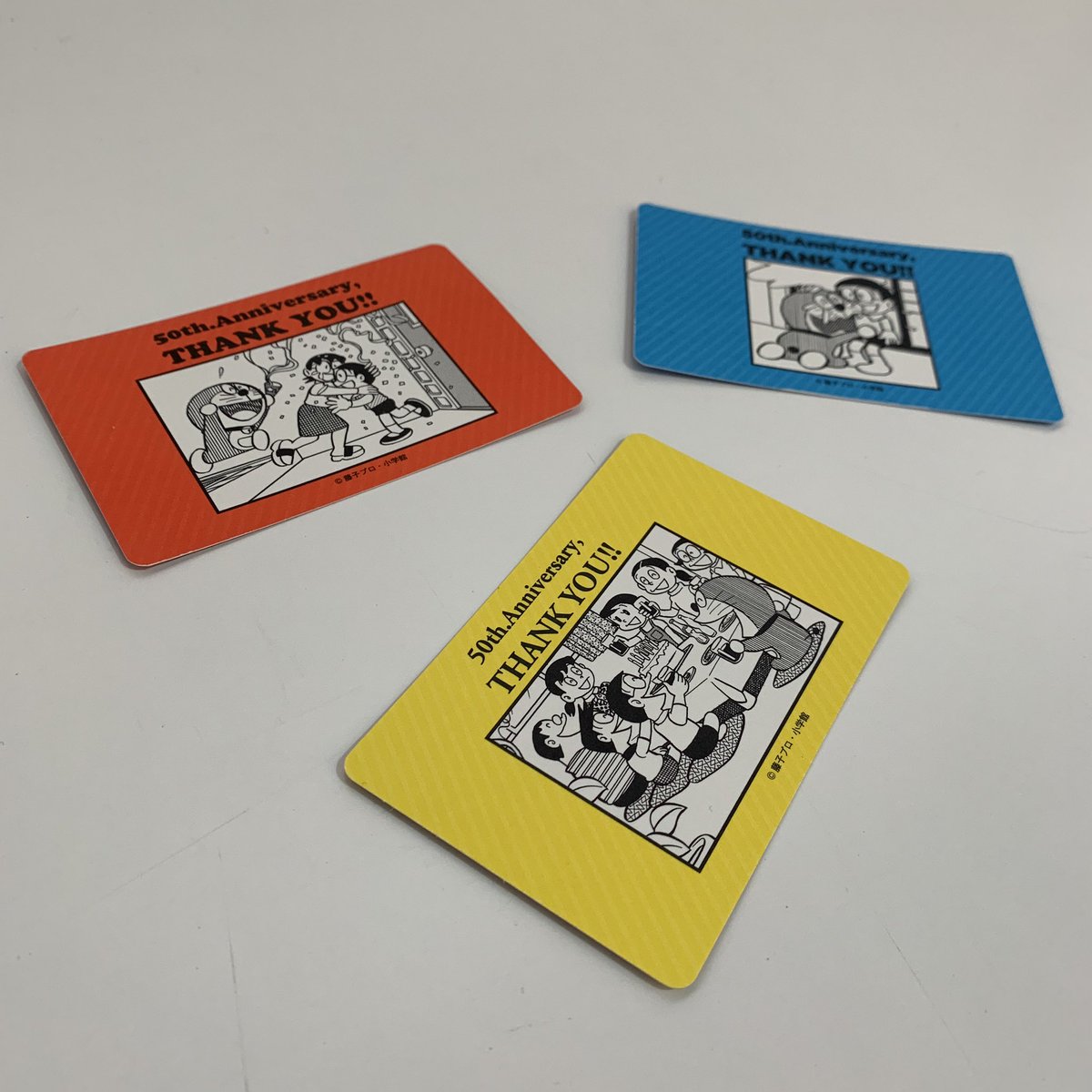 ドラえもん公式 ドラえもんチャンネル ドラえもんのポケットに手を入れて 出たボールの色に応じてもらえるメッセージカード 全3種 は ホロ仕様の豪華なものです 写真は表裏