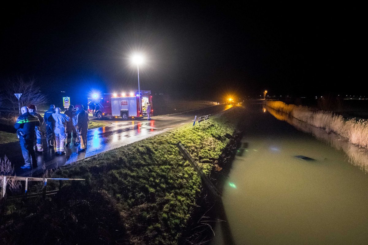 Auto te water bij Middelstum -..