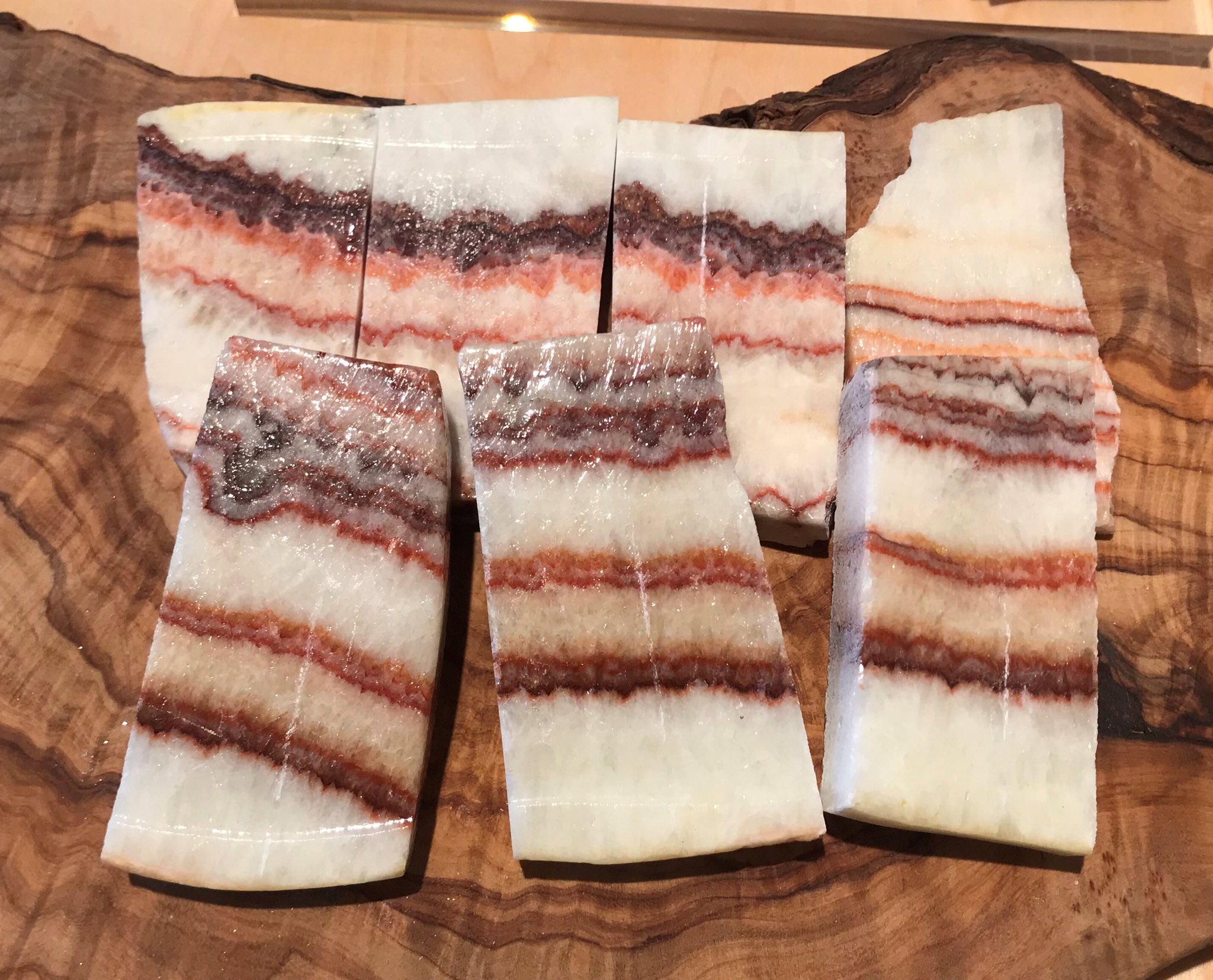 ウサギノネドコ東京店 販売商品のご案内 おいしい石展では ジューシーな豚バラ肉のように見える 豚肉石 ぶたにくいし を販売しています 脂身も赤身もとってもリアルですがこれも天然の鉱物 通称は 豚肉石 ですが 方解石 ほうかいせき