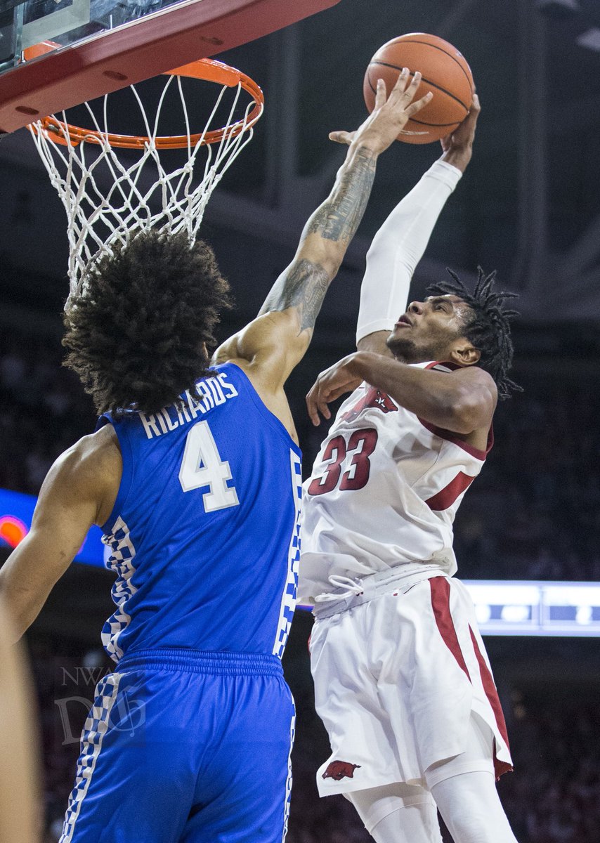 What a game! Bud Walton was packed as the Arkansas #Razorbacks took on  Kentucky. Final: Kentucky 73-66. Lots of action in the gallery: bit.ly/2ueDT1u.
