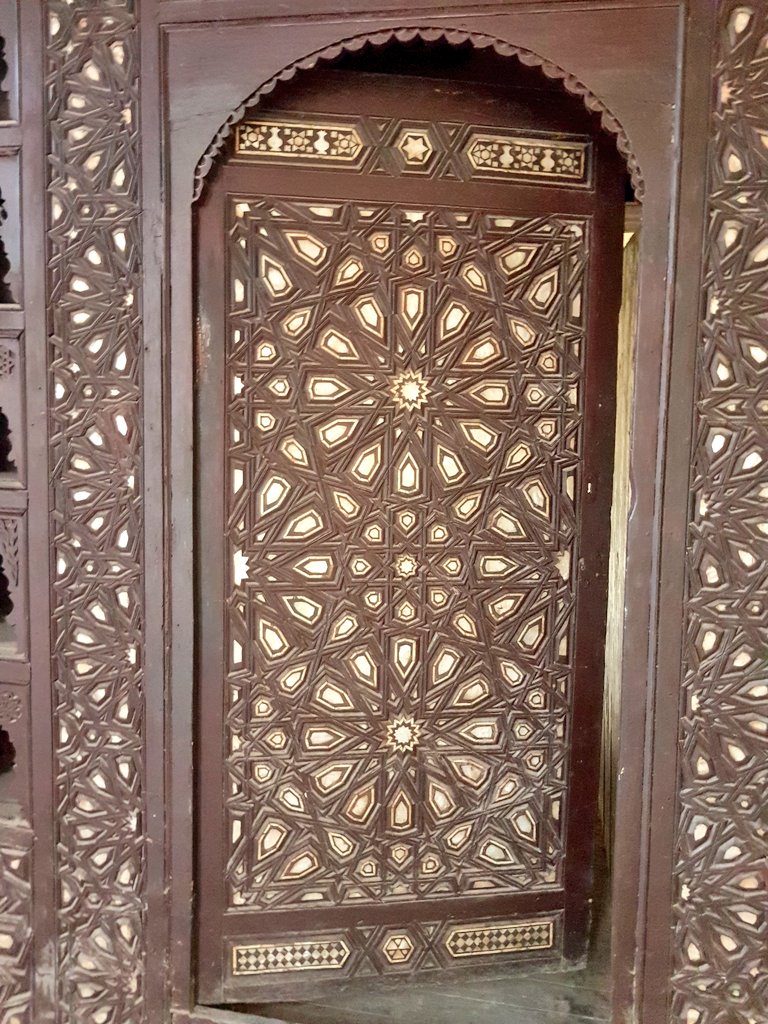 zahraaawd's tweet photo. Bab Khokha, wooden door inlaid with mother of pearl and ivory at Al-Amasyali, Ottoman merchants' house was built by Uthman Agha at-Tubgi 1808, Rosetta, Egypt. 

#Rosetta #Rashid #rivernile  #architecture #deltastyle #ottomanhouses #egypt #bricks #tourism #amasyalihouse https://t.co/kAoocYqzPK