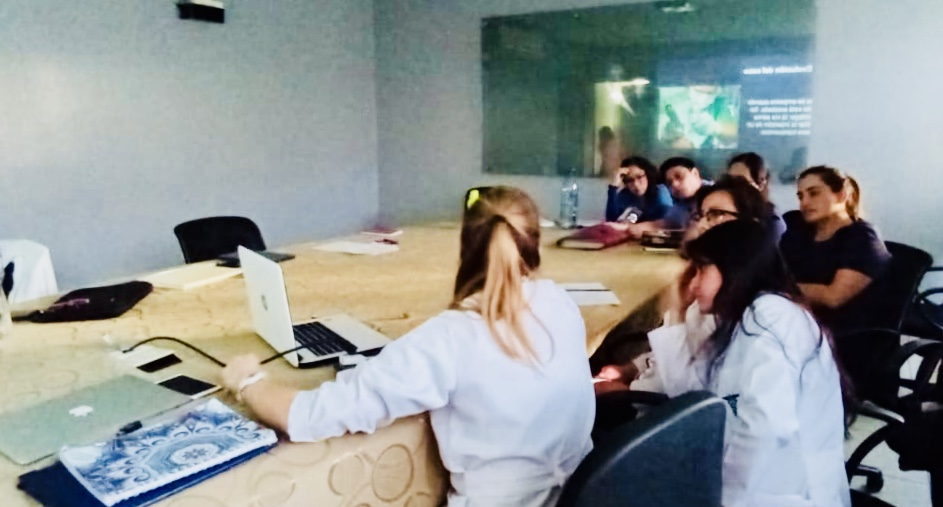 manu_brinkmann's tweet photo. También el jueves un tremendo hito! Primera reunión de #CasoClínico en #MedEmergGuatemala, con el maestro AJ Dean y esta humilde servidora comentando por Skype. Gran presentación de @EBartlettMD, un caso difícil! Y grande 
@GuisselaJs por lograr que todo funcionara! 🙌🏽🤩 https://t.co/Us0tT5Xx0b