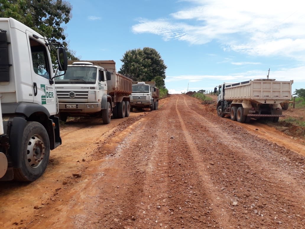 Solicitação atendida: o DER já iniciou serviços de #recuperação dos pontos críticos com patrolamento e encascalhamento da RO-135 (linha 160 Norte), que liga o município de Novo Horizonte do Oeste a Castanheiras. 
#EquipeDER #AvanteRO