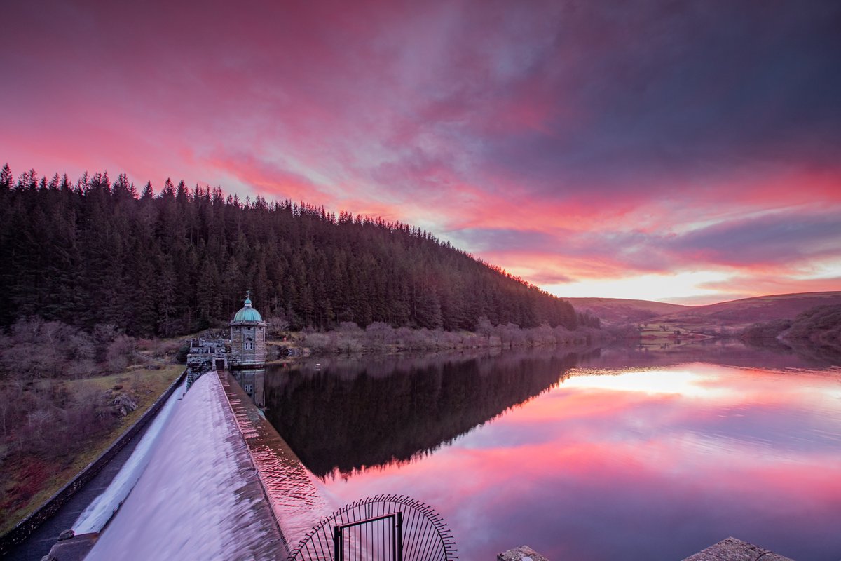 xSorchaLewisx's tweet photo. Crazy beautiful sunset @theelanvalley tonight @itsyourwales https://t.co/gsEFXqNna0