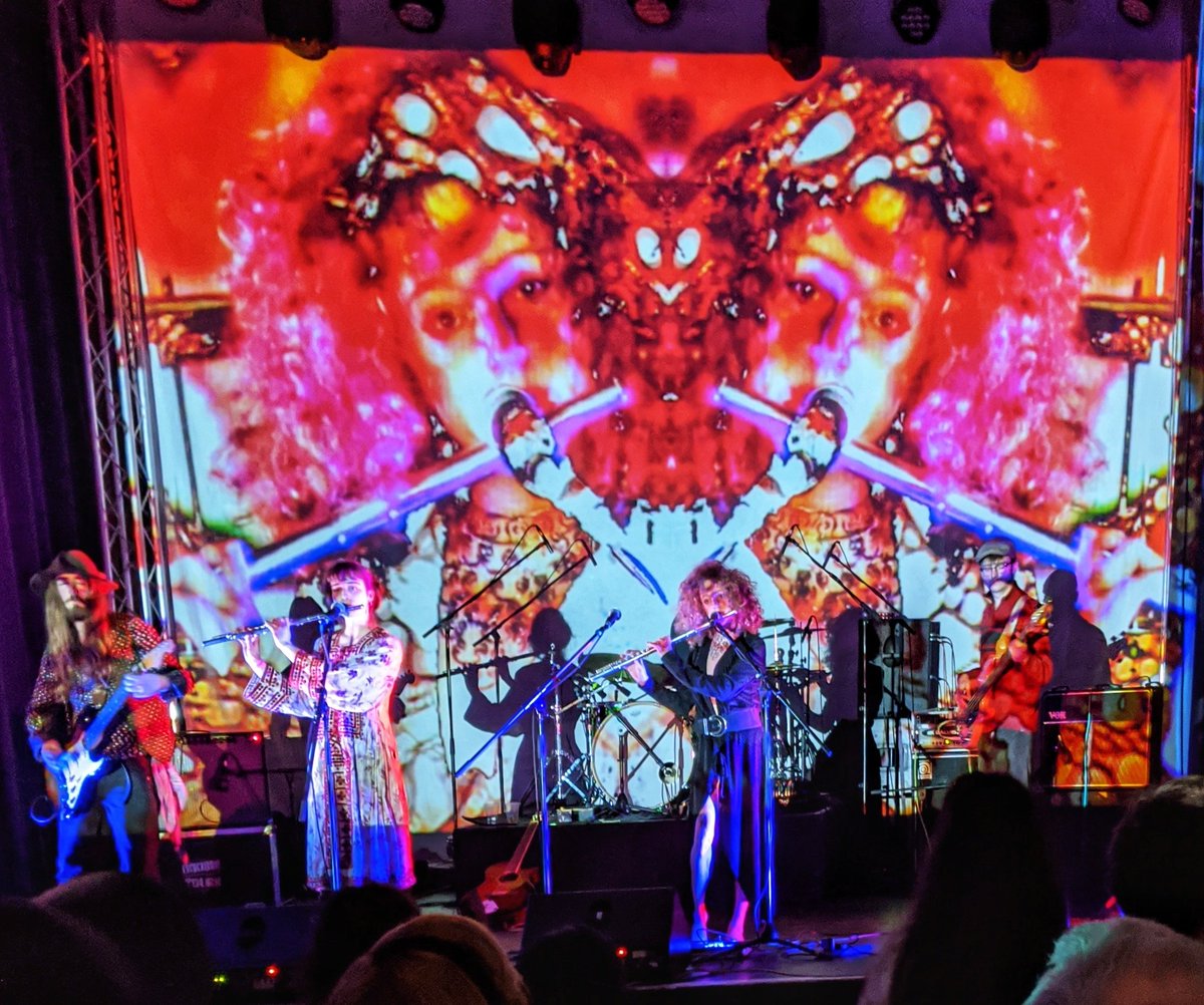 totallyradio's tweet photo. Every night out deserves duelling flutes!  @ohmamaletsdance @lewespsychfest https://t.co/Fw9D17nZXS