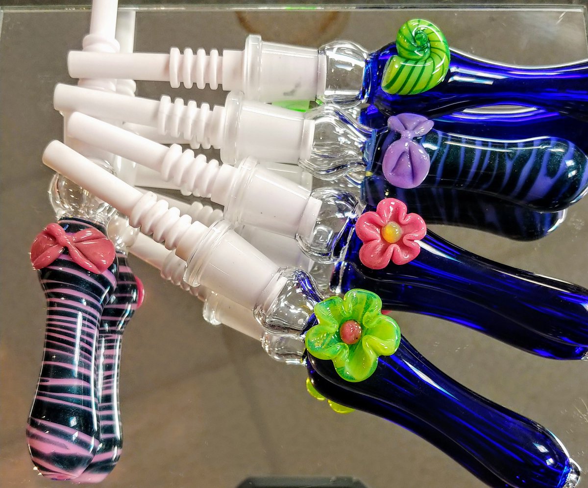 RollersGallery's tweet photo. These #gorgeous #nectarcollectors from Lizzard Glass start at $35!! Come on in and support your #local #artist!! #americanglass #shoplocal #smallbusiness #710society #710girls #420squad #420girls #Chicago #nwi #northwestindiana #snowstorm https://t.co/vhS9SO7u3N