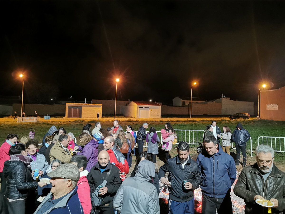 Cs_Valdepenas's tweet photo. Acompañando a la asociación de vecinos del Lucero en su hoguera con motivo de San Antón, cerramos otro año más esta tradición que las diferentes asociaciones de #Valdepeñas con su labor tratan de que no se pierda. #CsConLasTradiciones https://t.co/3wc0FWAvLU