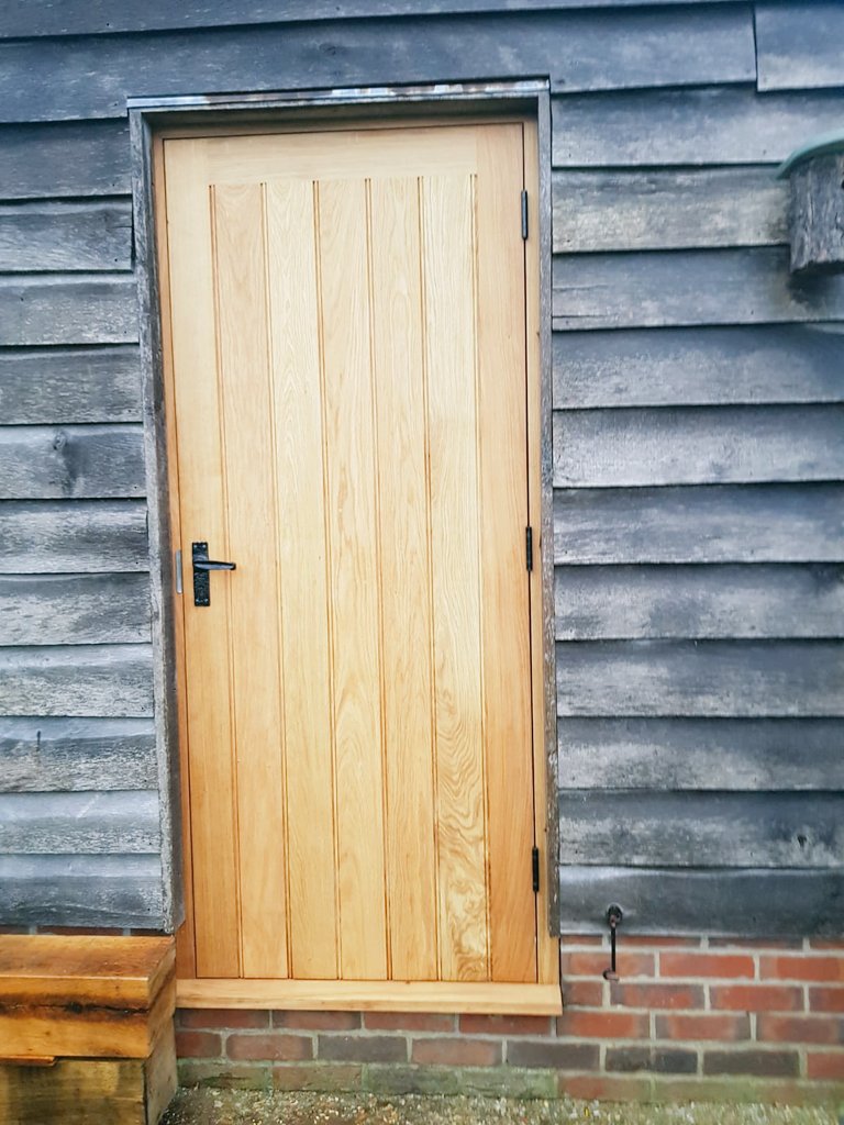 Beautiful Oak door fitted on an Oak frame barn earlier this week
#carpentry #oak #oakbarn #Surreychat #Surrey #craftsmanship