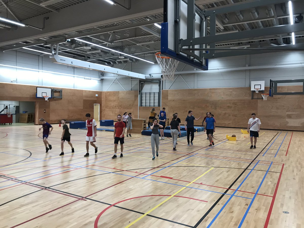 StijnenMatthias's tweet photo. Vanavond de sporthal in de Westwijk van Vlaardingen uitgetest, met een groep jongeren van de Grote kerk Vlaardingen. 
Was een geslaagde avond, vol beweging en plezier. 
Sporthal is geslaagd en ziet er goed uit! 
Onze complimenten aan het uitvoeringsteam @Waal. #maakIQ https://t.co/qrA5KmjdGa