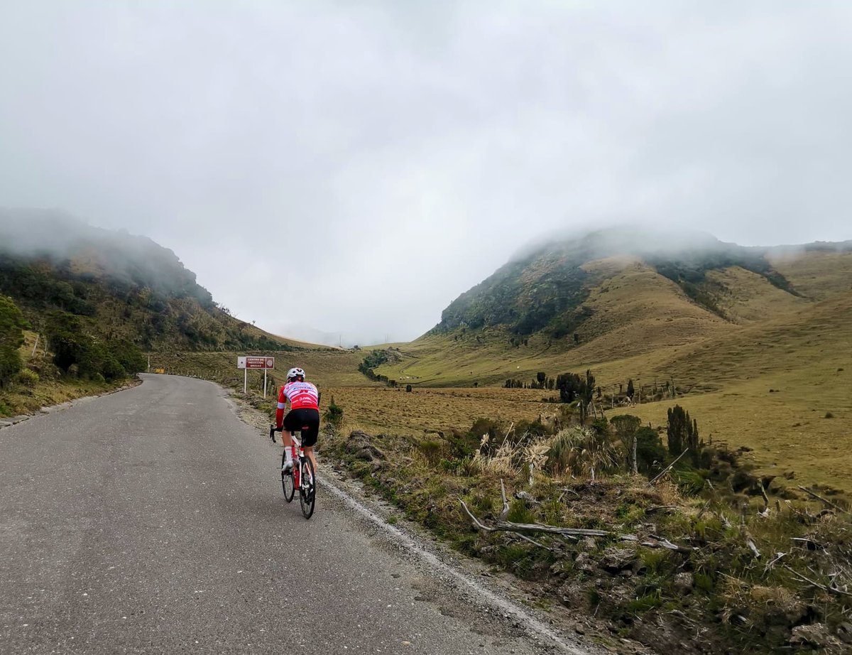 PellaudSimon's tweet photo. Toujours plus haut : Parque de los Nevados 4000m altitude ⛰🚵🏼♂️🧗🏻♂️
@AndroniGiocatto @wattsnow
#MiSueñoColombiano #iRideTheLine https://t.co/St3VXECFah