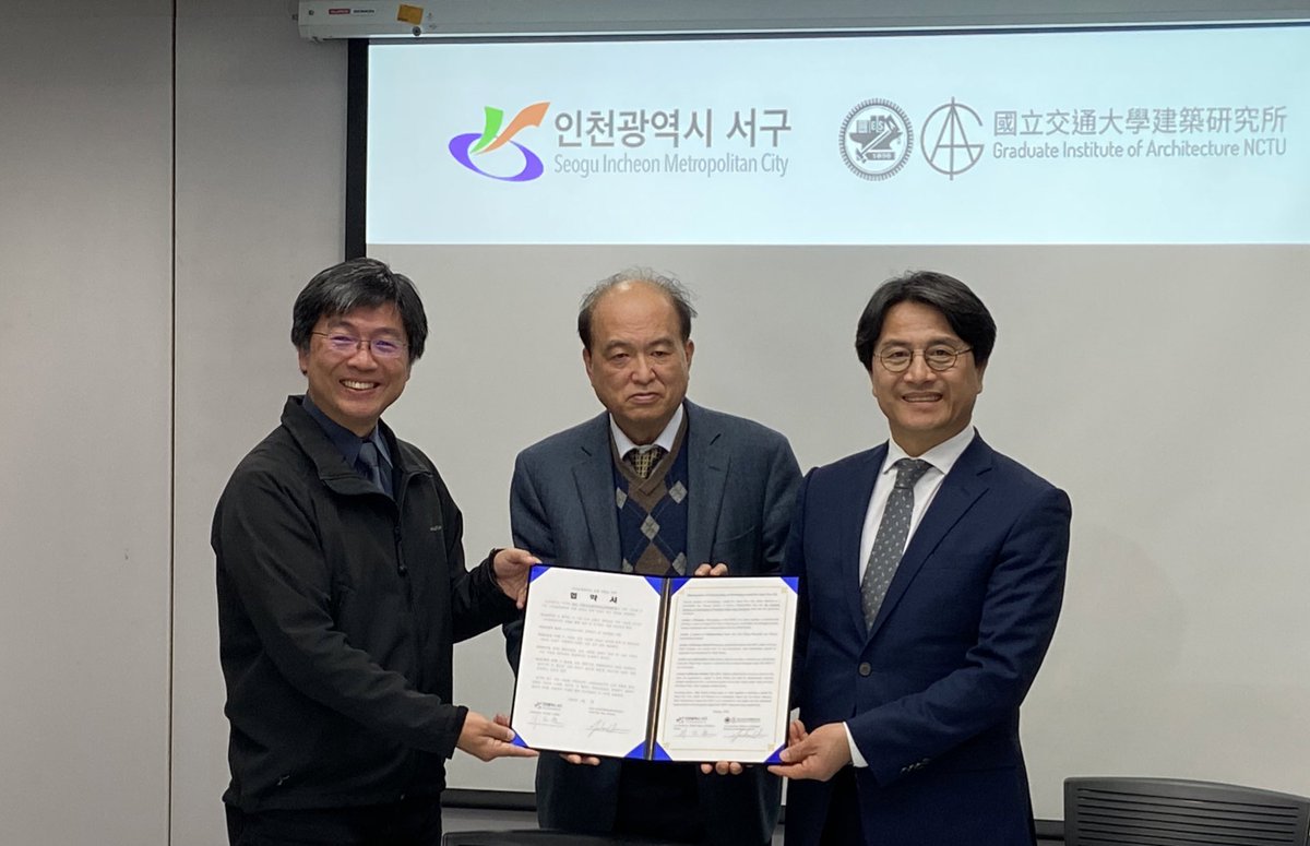 NYCUArch's tweet photo. Director June-Hao Hou signed MOU with the Mayor Lee Jae-Hyeon of Incheon Seogu District on Jan. 17 to co-develop a future model of smart &amp; sustainable eco city thru studios and research projects. @junehao #nctu #incheon #seogu #SmartCity #ecocity https://t.co/3M2HRQU4DN