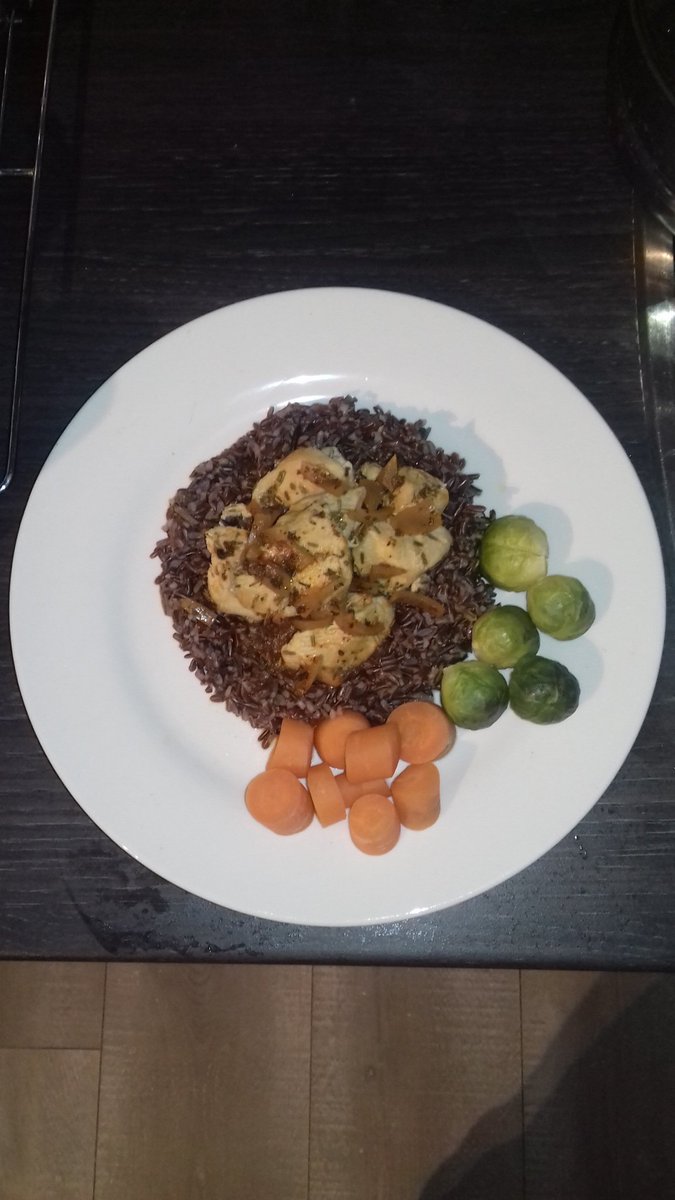 DiamondCLondon's tweet image. Tonight's dinner is herby roast chicken on top of seasoned red camargue &amp;amp; wild rice, with a Caribbean inspired spicy sauce and steamed veggies ❤💙💜#RawIngredients #CookedFromScratch #RealFood 😊👍