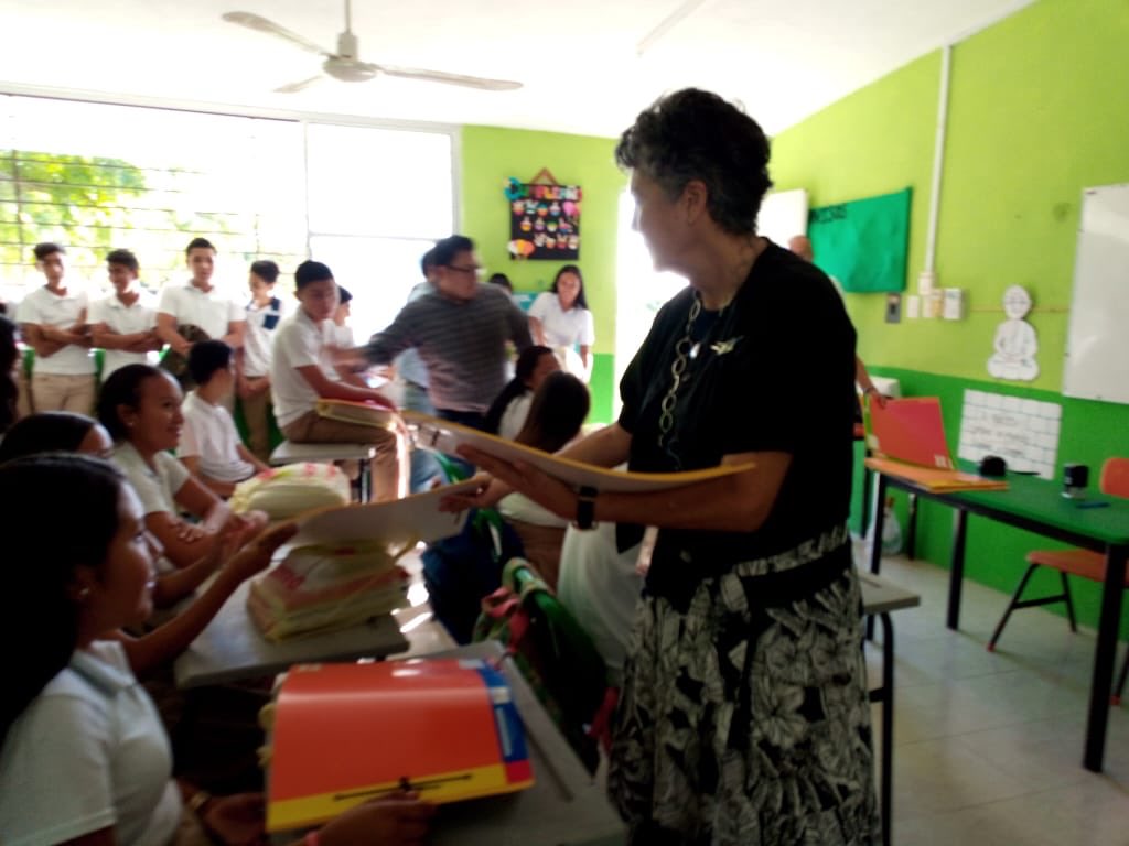 gpuerto22's tweet photo. Los alumnos del #TBCEY plantel el Cuyo agradecen a @OrgSoriana por los útiles escolares. Así como las gestiones realizadas por nuestro Coordinador @IrvingPinto la @educacionyuc y demás autoridades. #ORGULLOTBCEY @loreto_villanue https://t.co/9hX2E9bSm8