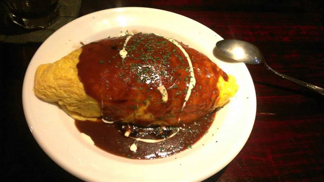 @A5HFWj39QoUdsZb オムライスはキレイに包まないとオムライスじゃない(>_<)やっぱりこっちがオムライス！ 