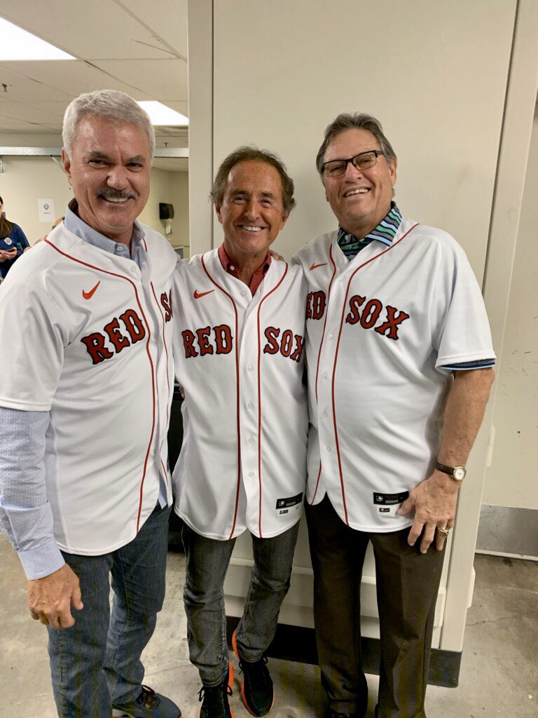 19fredlynn's tweet photo. Running into Pudge and Dewey. #oldmates but new stories @RedSox @REDSOXNATI0N . #RedSoxWinterWeekend Come on over @MGMSpringfield @NESN #timeflies https://t.co/NXDRBhulgY