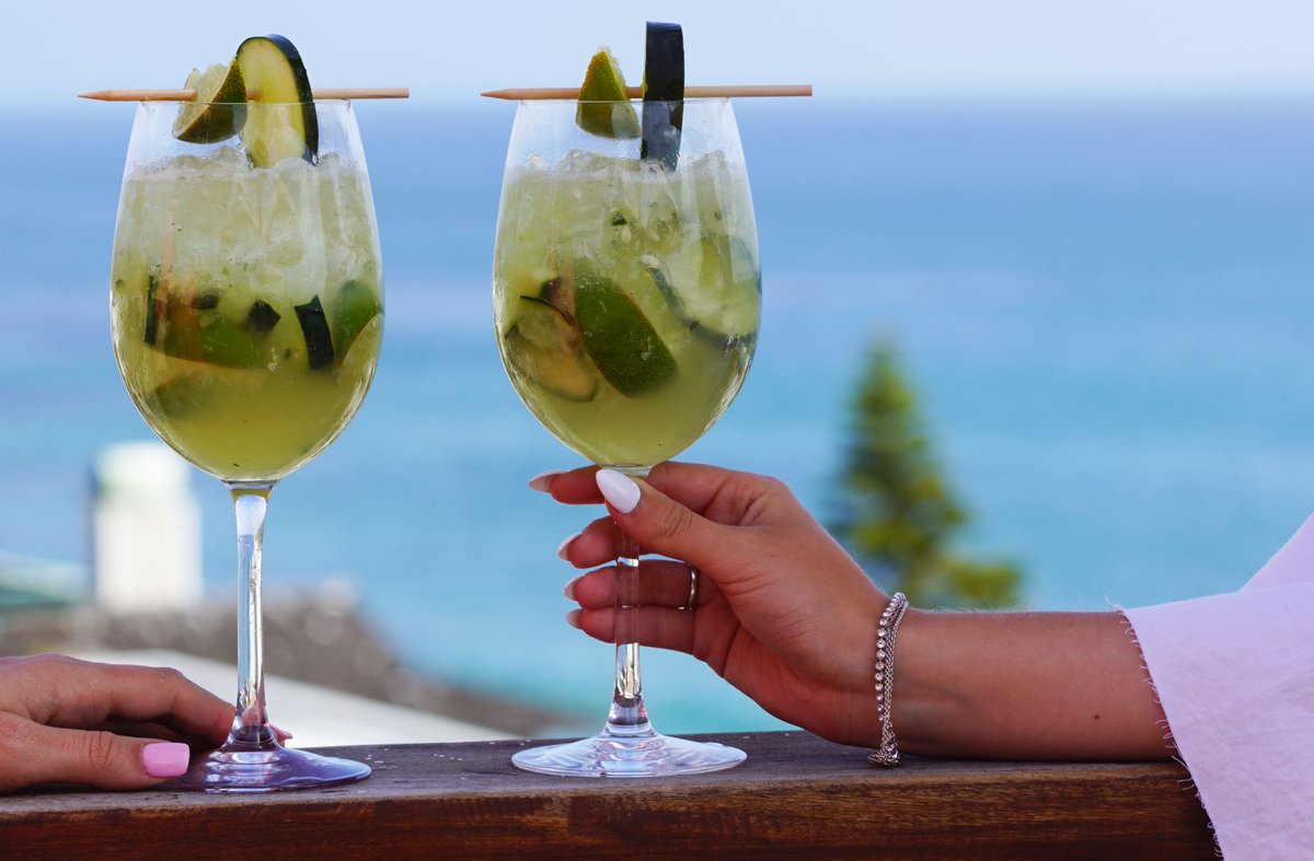 A Casa Cooler always hits the spot 😋🍹

 ▶️Enjoy our drink menu here: bit.ly/2zKDG8P

#lagunabeach #laguna #mylagunabeach #orangecounty #socal