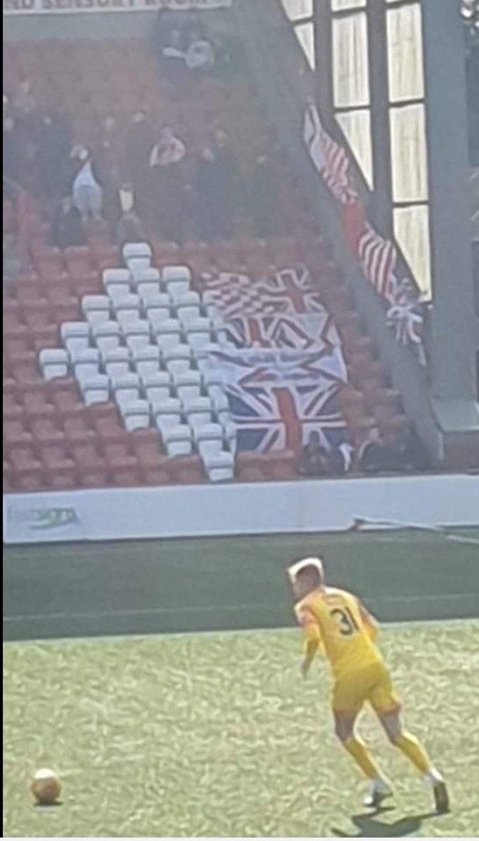 geeroberts73's tweet image. We noticed them on our last visits, 1 guy puts all those flags out &amp;amp; misses most of the 1st half #flagsale #mareflagsthanfans