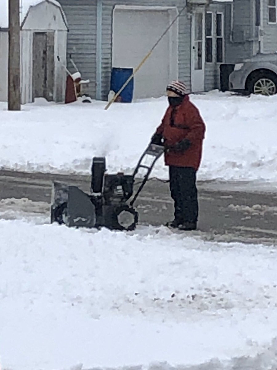 gracielew22's tweet photo. My partner is a teacher and a coach. On her snow day, she doesn’t come in for hours until making sure all of the neighbors can get out of their houses!😊#goodneighborchallenge @kellyclarkson @KellyClarksonTV https://t.co/npIO8yuDxo