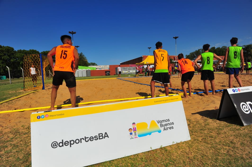 Con la presencia de varias <a href="/KamikazesBH/">🇦🇷 KAMIKAZES🇦🇷</a>, las campeonas olímpicas en <a href="/BuenosAires2018/">Buenos Aires 2018</a>, se disputó la segunda fecha de la Liga Metropolitana de #BeachHandball en el #ParqueSarmiento