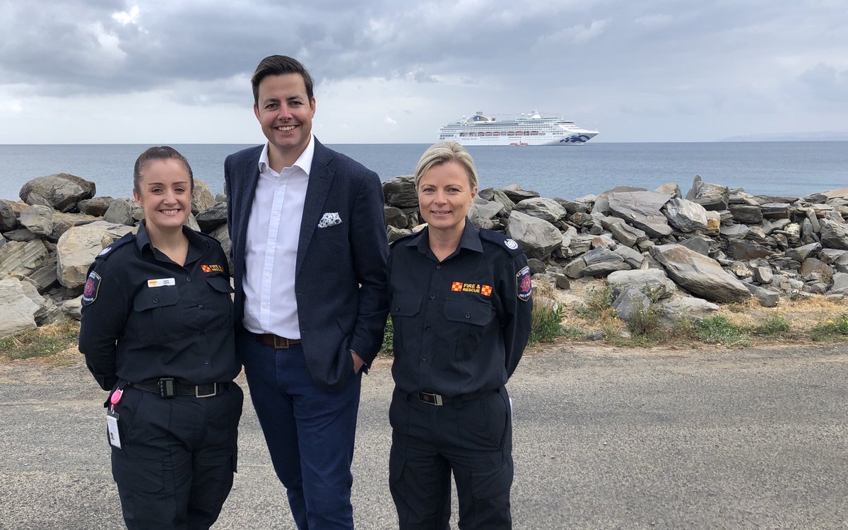 CarnivalAusNews's tweet photo. ⁦@Princess_AUST⁩ Stuart Allison with some of the Country Fire Service team Amy and Heidi following the arrival of Sun Princess. As both firefighters said they’ve been tough days but #kangarooisland is resilient and fighting back. https://t.co/H6mgTzY6nu