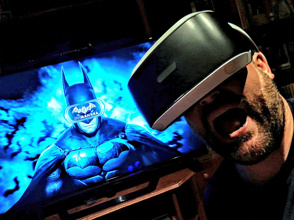 castoret's tweet photo. 3. Acabo de terminar #ArkhamVR en #PS4 y es de lejos la mejor experiencia VR qué he probado en #PSVR. Jugando con 2 moves interactuar con los objetos del entorno es una delicia! Eñ juego está lleno de detalles y es que te sientes él mismísimo Batman! Lástima que sea tan corto! https://t.co/qppXBvdlbf