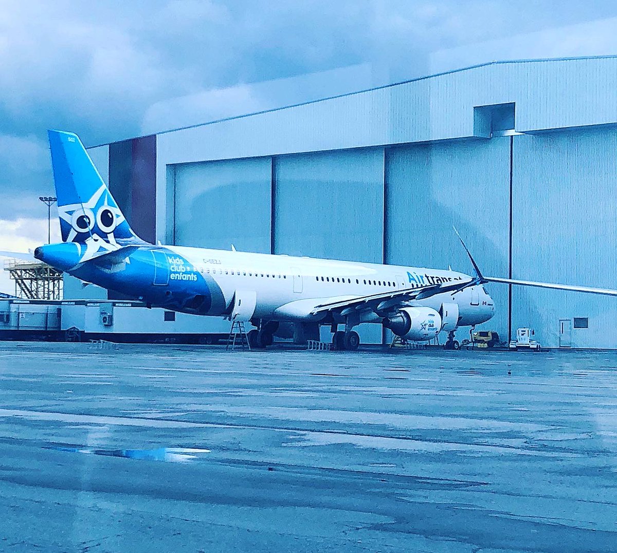 AviationBeavers's tweet photo. @airtransat New A321-200 Neo “Kids Club”  Here she is parked @flyyhm   For a maintenance checkup before her first flight to @TorontoPearson                                    #avgeek #planespotting #yyz #yhm #a321neo #snowstorm #SaturdayThoughts #jetvibes https://t.co/7YZKBcuqcP