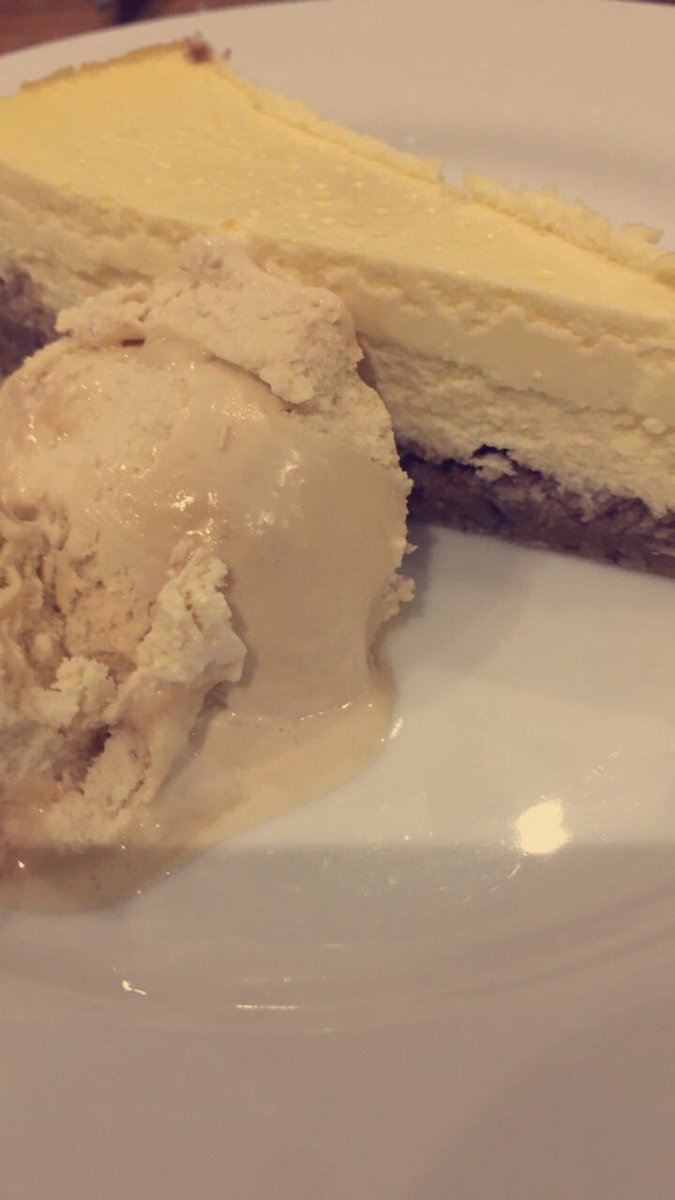 TheKetoRetreat's tweet photo. Been cooking up some treats, I’ve only recently found a passion for baking and I’m proud of my progress so far! #cheesecake #brownies #homemade #ketofriendly #keto #beginner #newpassions 🙏🏻 https://t.co/sdV7EkMopX