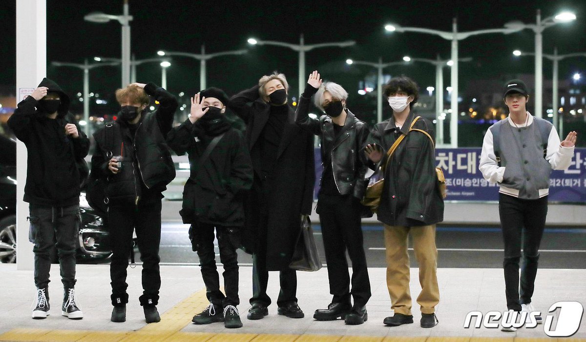 •*.•.*• Day18 - 200118•*.•.*•just your average day of BTS going unexpectedly to the airport, finding out they are going to LA, there for almost 2 weeks, Yoongi bleached his hair, what are they doing there!?? Still, they looked amazing- Seokjin’s hair!! 