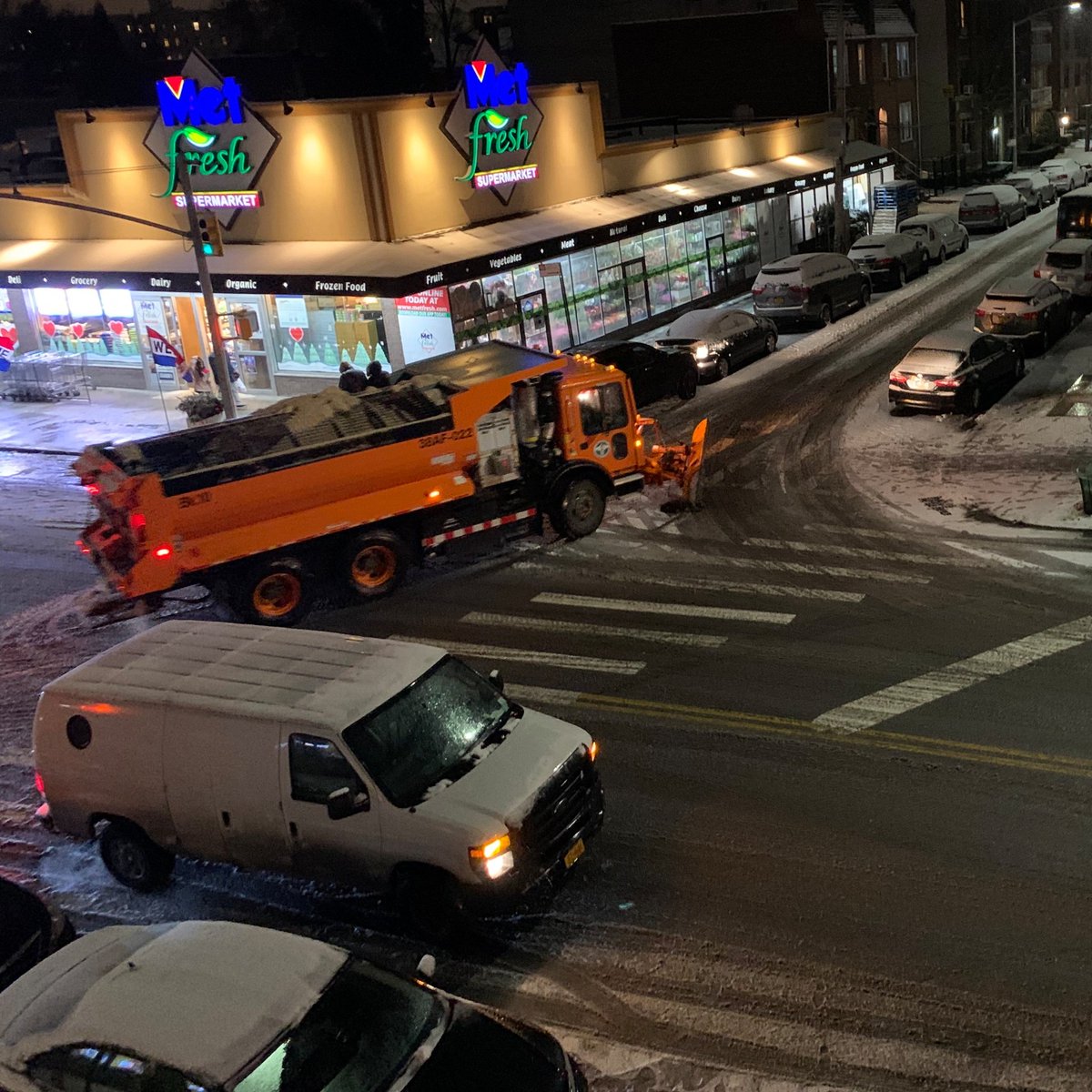Update: DSNY salt spreaders are out and working across the city. They will continue to address snowy and icy conditions through the night. ❄ Collection delays are to be expected during snow operations. If your material hasn't been collected yet, it's ok to leave it at the curb.