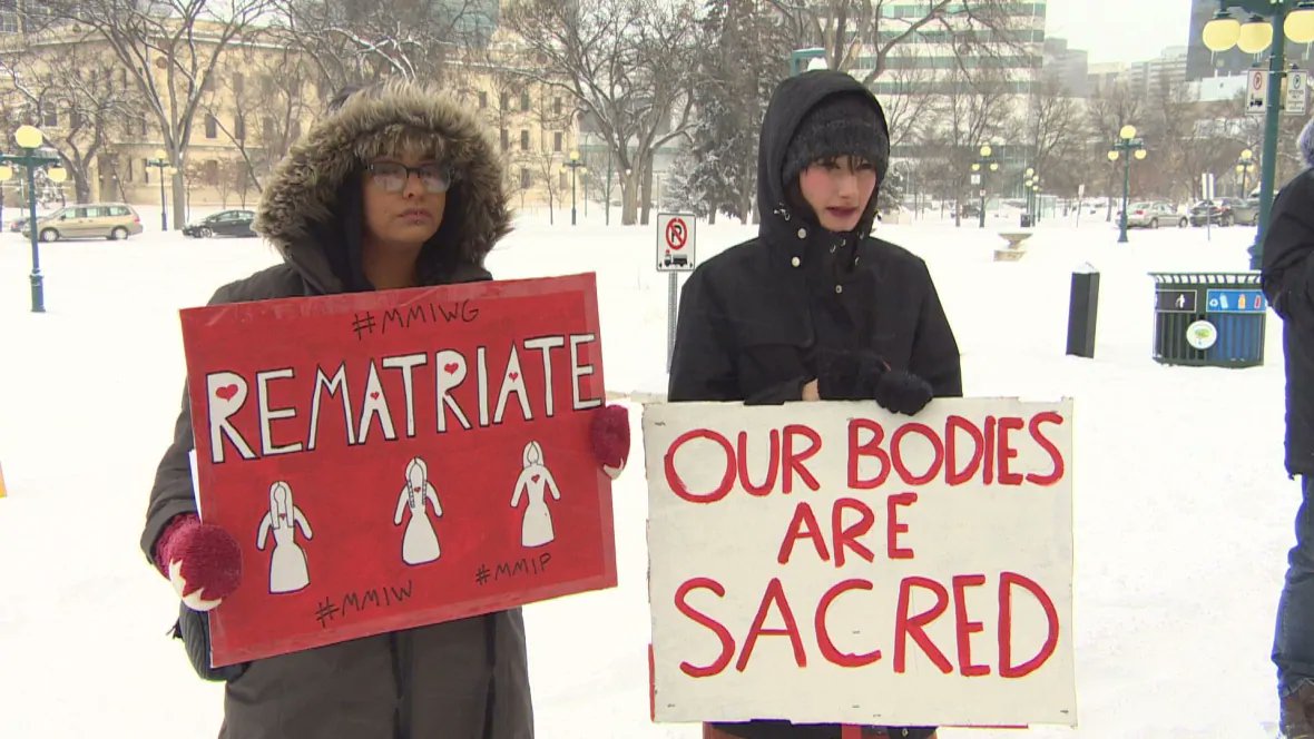 iiwrmb's tweet photo. Brave Winnipeg Women on Women's March 2020. https://t.co/Tl4kwhZJ7n