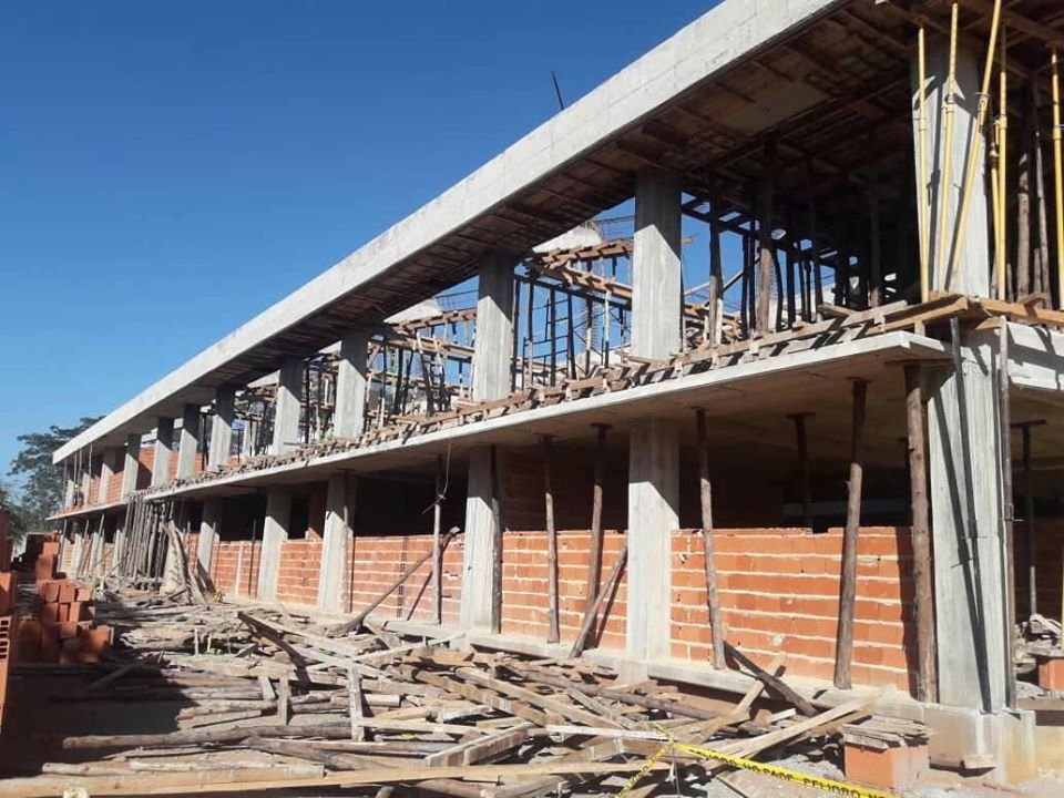 Ulises_Dalmau's tweet photo. Fe y Alegria construye lo que será el primer colegio en Tocuyito regentado por esa prestigiosa institución educativa. https://t.co/VrHPy8N6v4