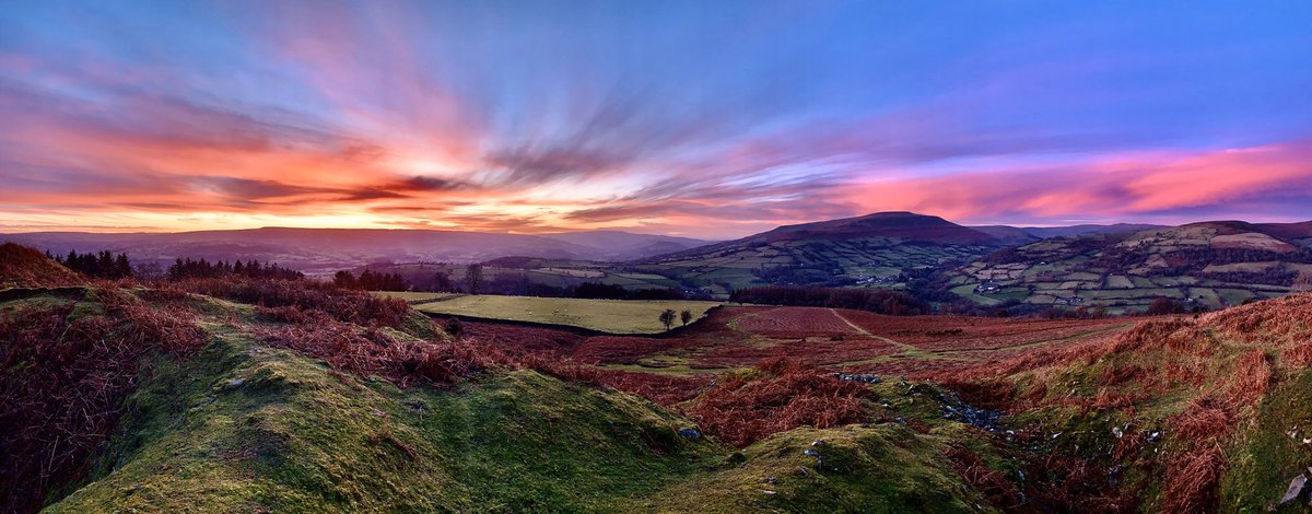 eefun0's tweet photo. Tonight’s sunset over The Vale of Grywney, Wales. 

@WalesOnline @BBCCountryfile @BBCSpringwatch @TourismWalesUK https://t.co/ihykmRFWhq