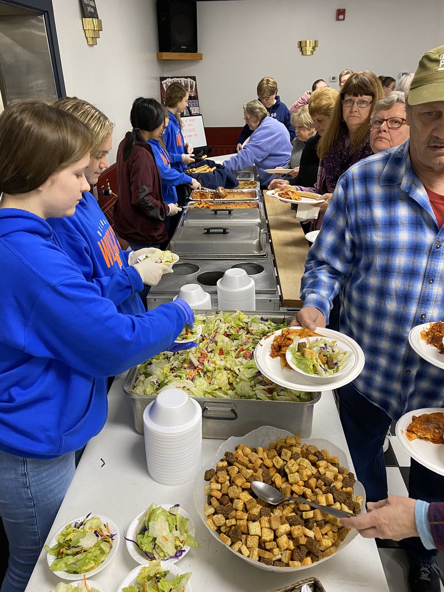 MsParsons7's tweet photo. Delmar Girls Soccer Program volunteering their time at the Delmar VFW tonight! 🧡💙⚽️@DawnLybarger @DelmarHS_Bleile @DelmarSuper https://t.co/HtVVzJqszl