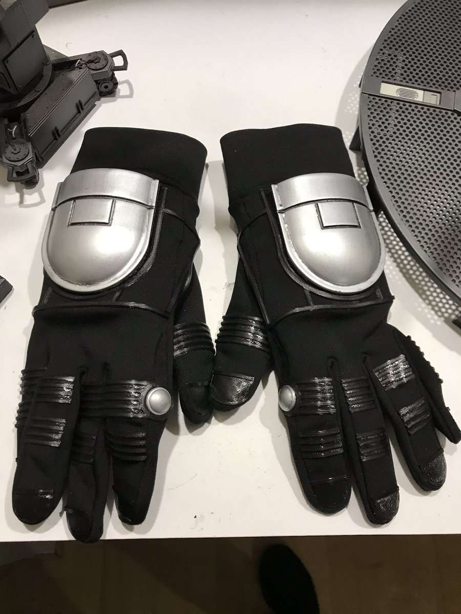tarmatys's tweet photo. Finished the 2nd Updated Ant-Man glove so I’m all set with them now. I think they look great & I like them more than my v1. Here is a pic of them & the @andyparkart concept art to compare against #antman #pymtech #cosplay #cosmaker https://t.co/8n5TyAu4Xm
